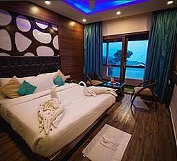 Club Room with Balcony