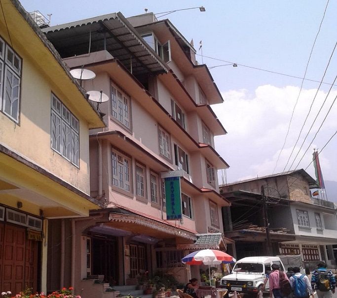 Hotel Ravongla Star
