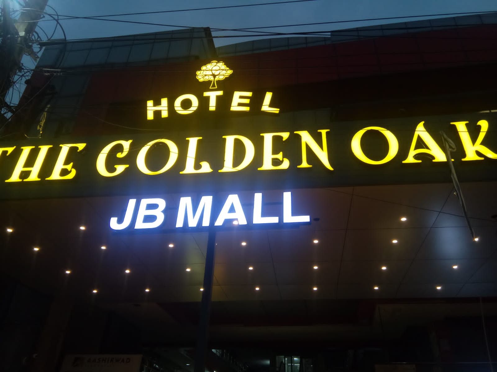 undefined Hotel The Golden Oak 6