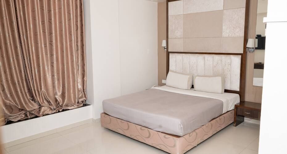 undefined Hotel Silver Inn 9