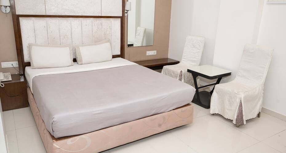 undefined Hotel Silver Inn 8