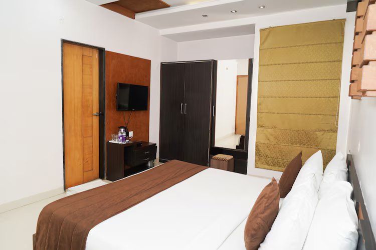 Hotel Yash Regency Deluxe Room 4