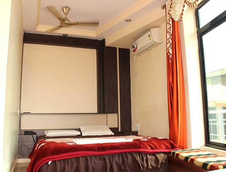 Larica Holiday Inn Super Deluxe AC Double Bed 4