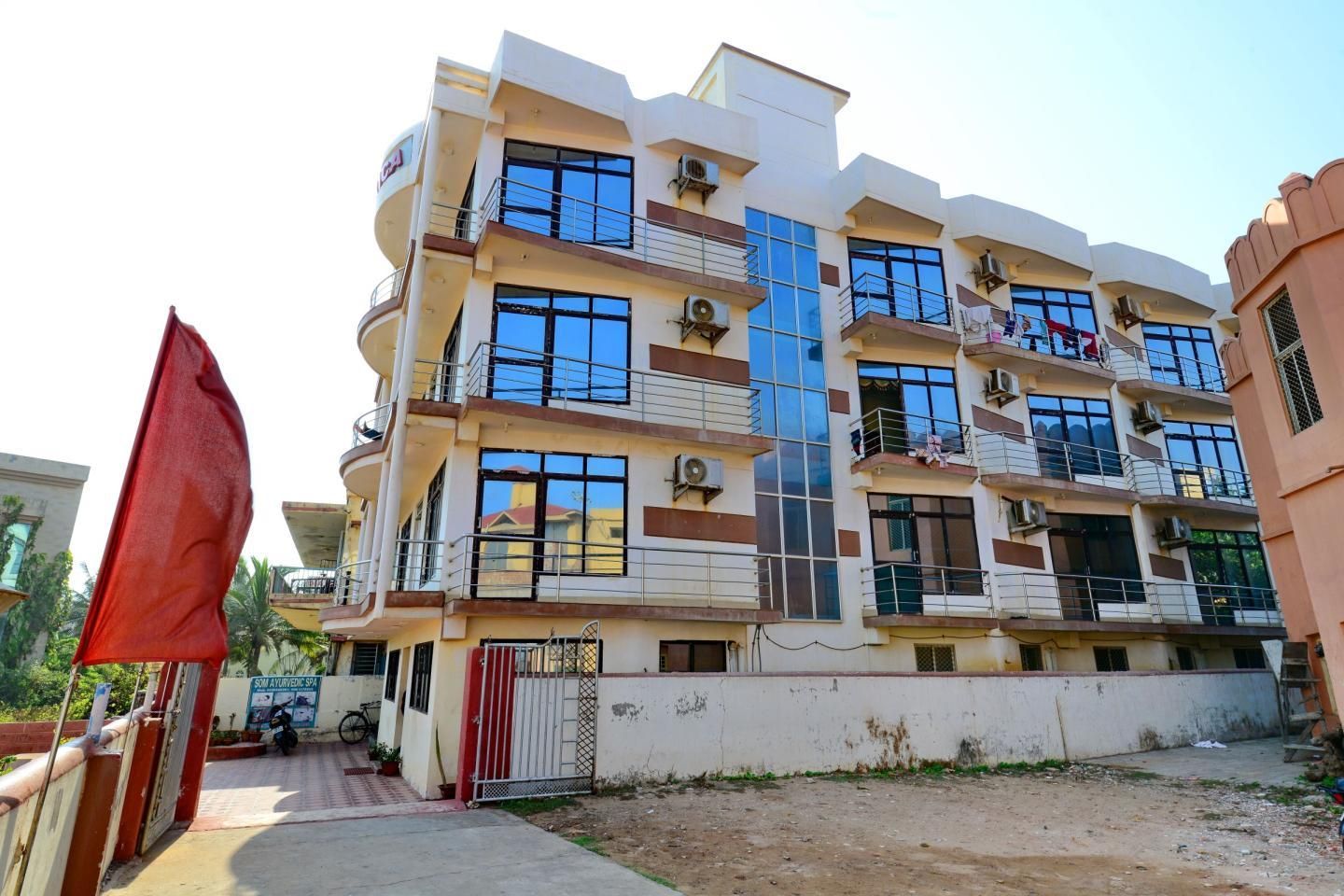 undefined Larica Holiday Inn 2