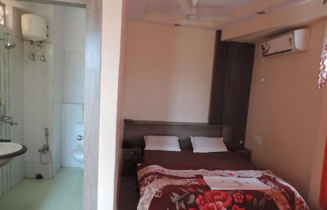 Larica Holiday Inn Super Deluxe AC Double Bed 2