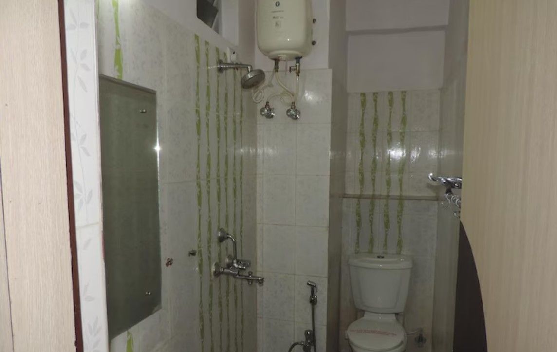 Larica Holiday Inn Super Deluxe AC Double Bed 5