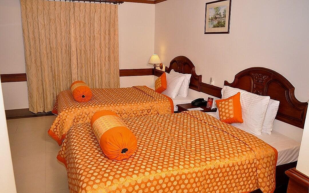 1025