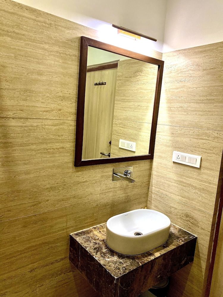 Ranbanka Heritage Resort Deluxe AC Room 5