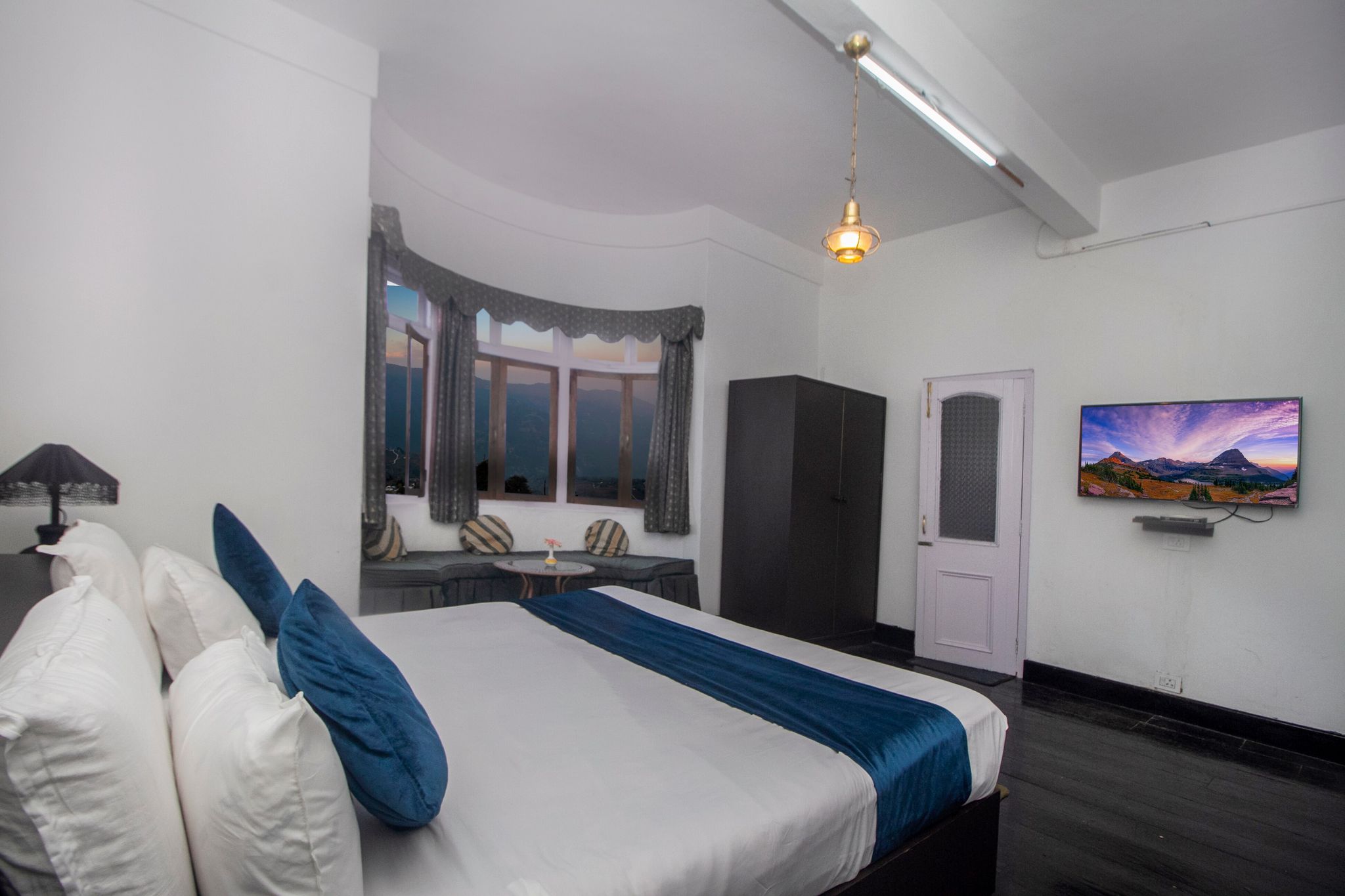 Club King Room with Mountain View