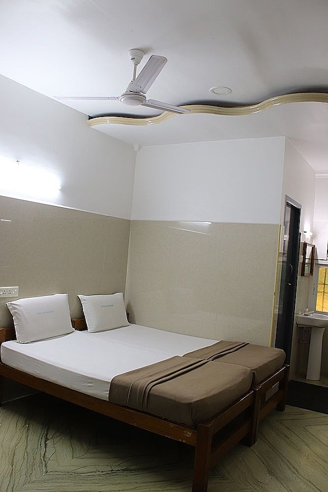 Saravanan Lodge Economy Double Room Non A/C 4