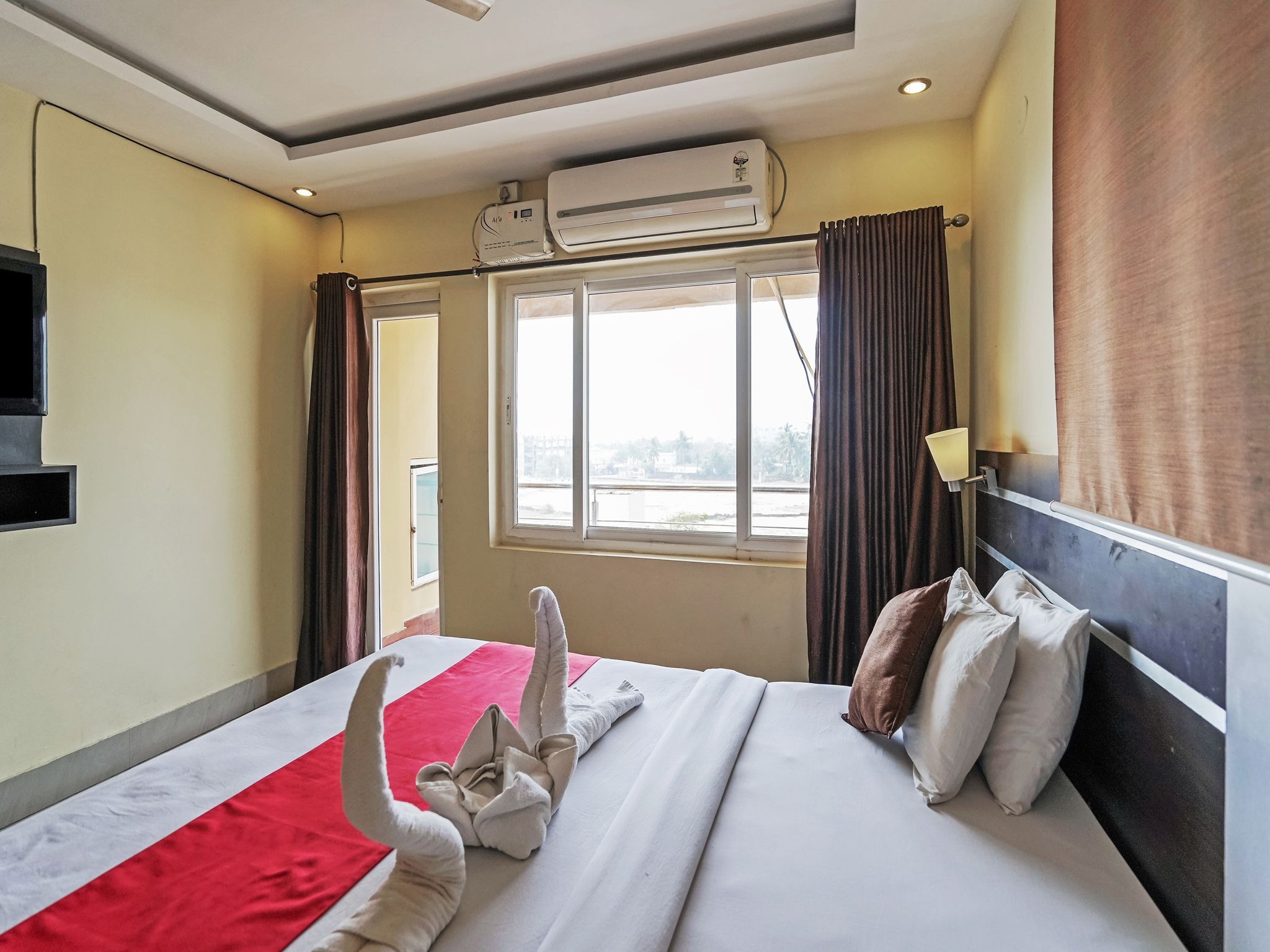 Kakkson Villa Luxury Four Bedded AC 22