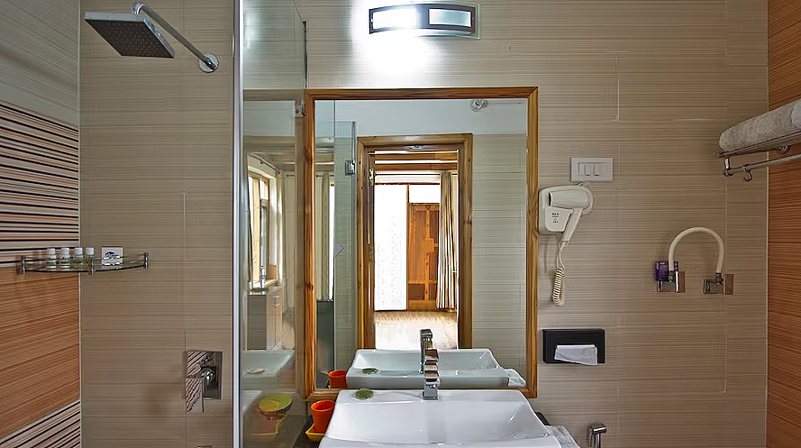 Vivaan - The Sun Rise Resort  Deluxe Room with balcony (Mountains & Manali City View) 14