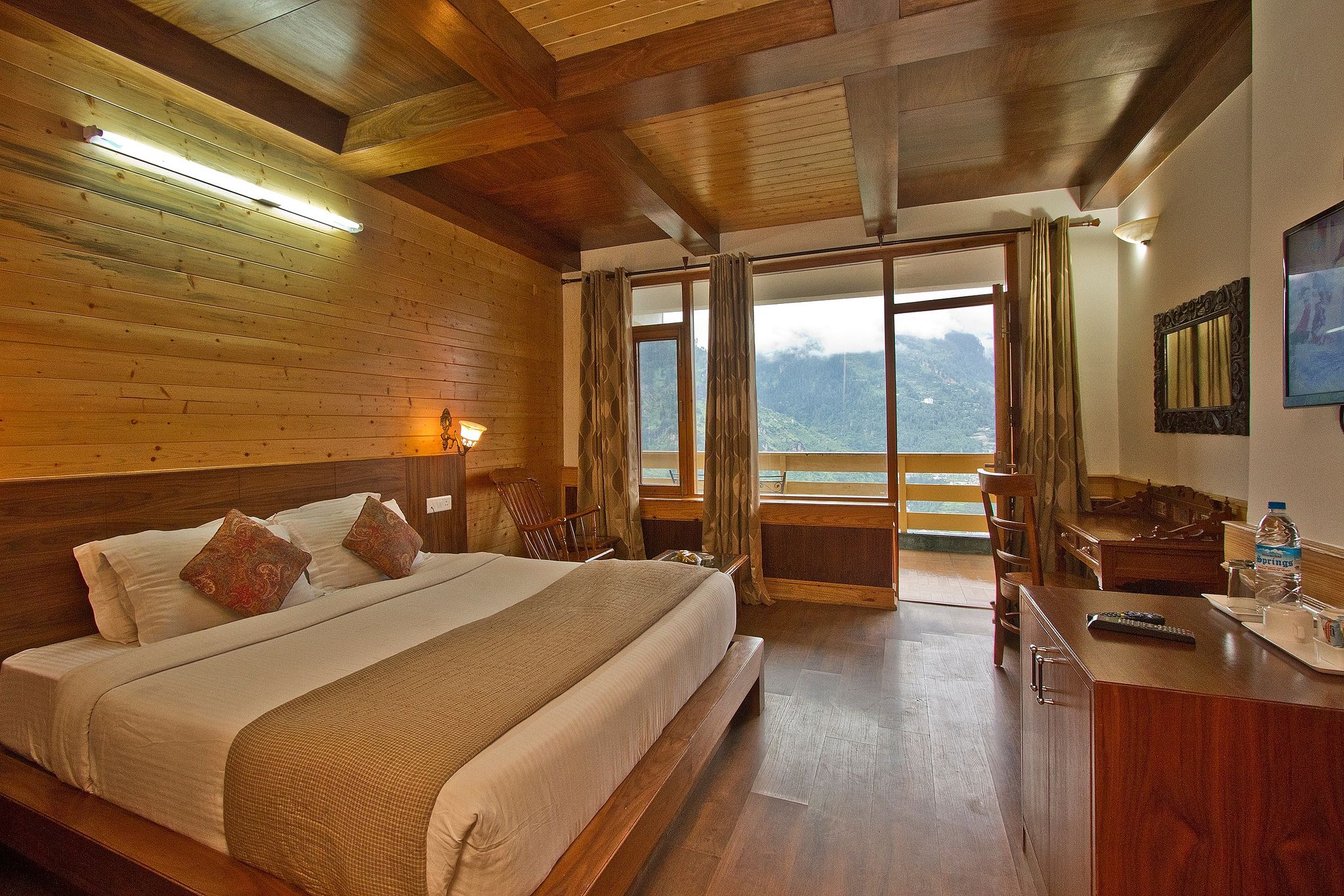 Vivaan - The Sun Rise Resort  Deluxe Room with balcony (Mountains & Manali City View)