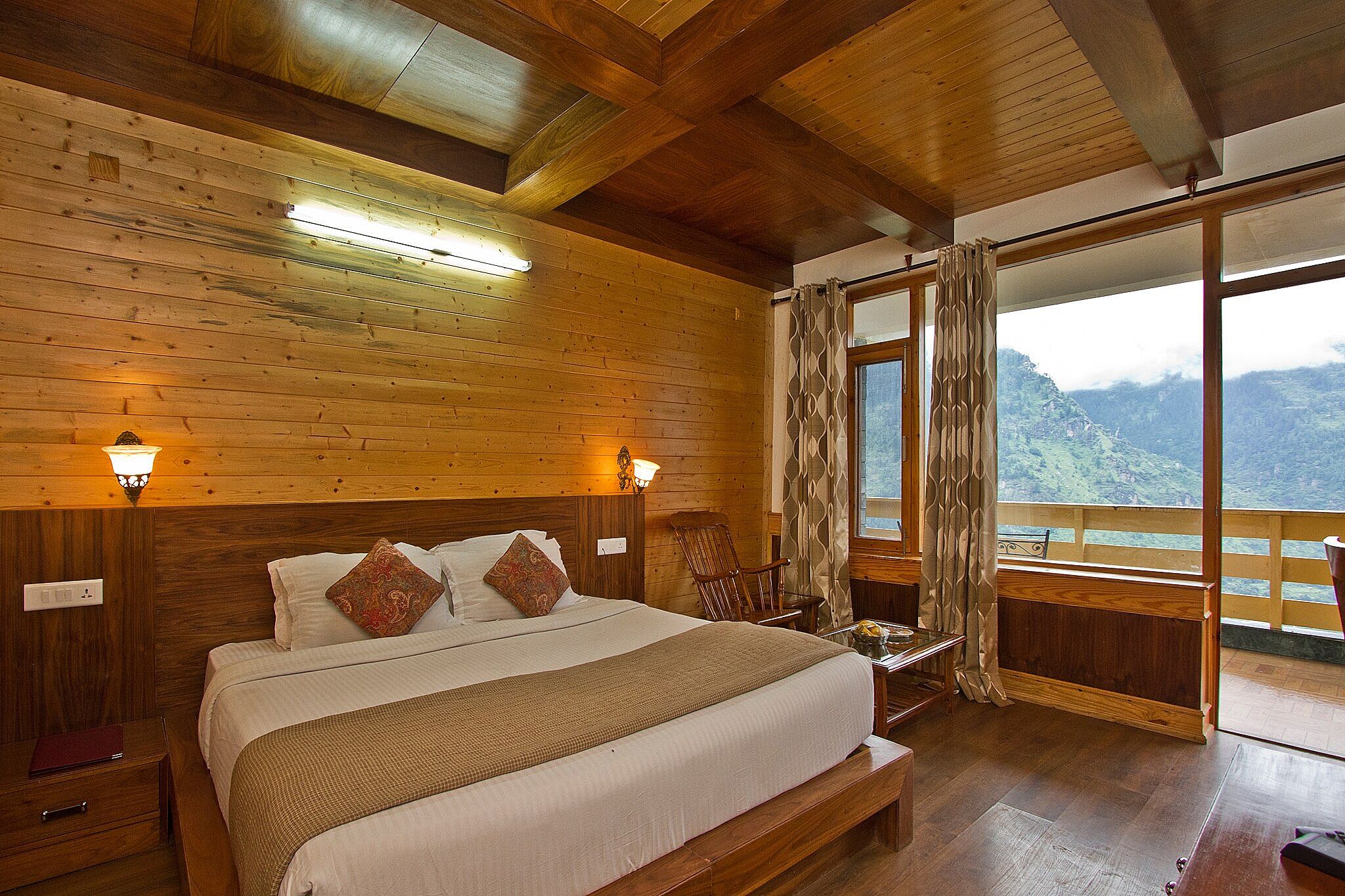 Vivaan - The Sun Rise Resort  Deluxe Room with balcony (Mountains & Manali City View) 6