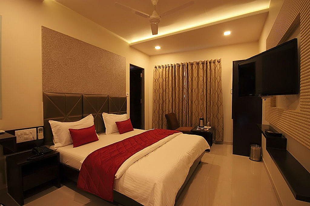 Deluxe Room (Unmarried couples, locals and Liquor consume is not allowed)