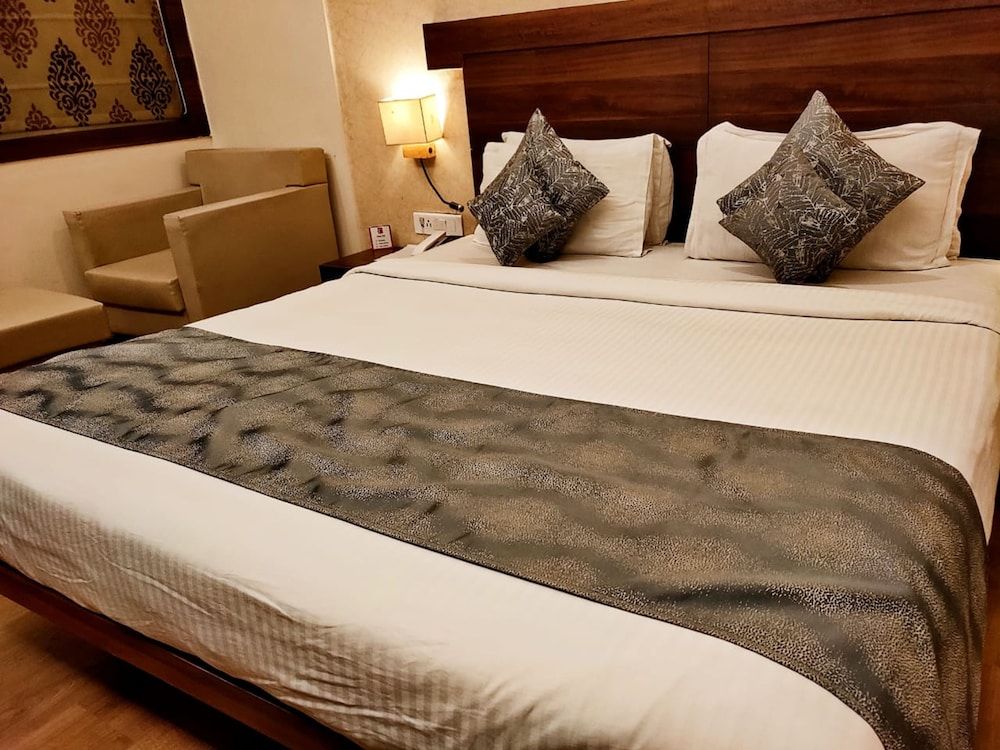 Sapna Clarks Inn Lucknow Deluxe AC room with Double Bed 2