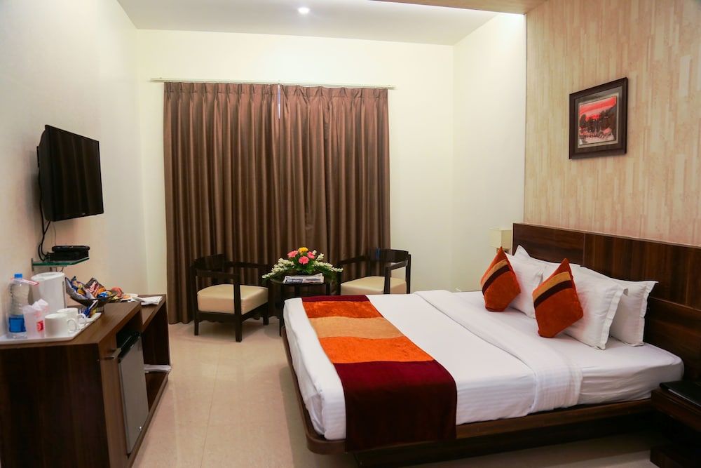 Sapna Clarks Inn Lucknow Deluxe AC room with Double Bed