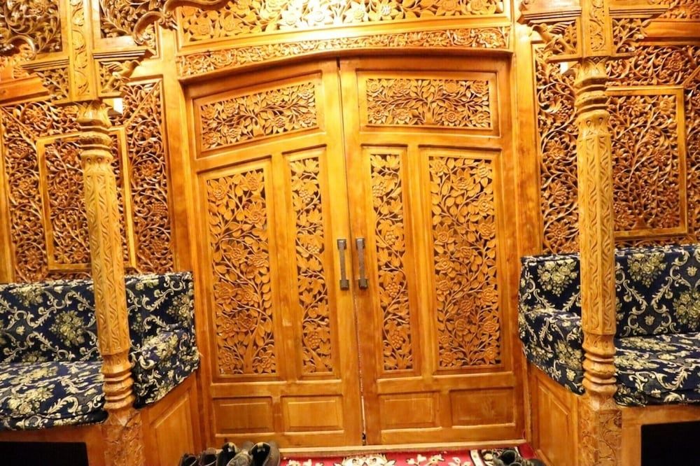 undefined Golden Crest Houseboat 4