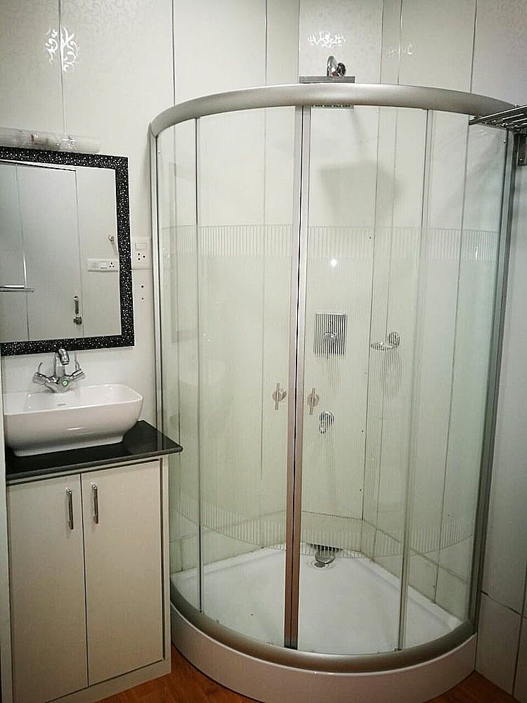 Golden Crest Houseboat Deluxe Room