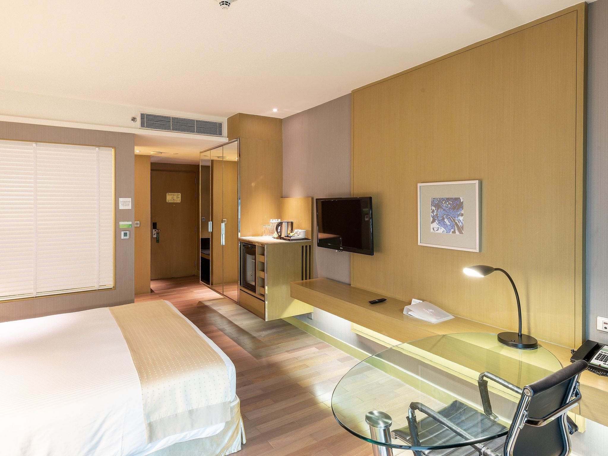 Holiday Inn New Delhi International Airport, an IHG Hotel Standard Room, 1 King Bed, Non Smoking 8