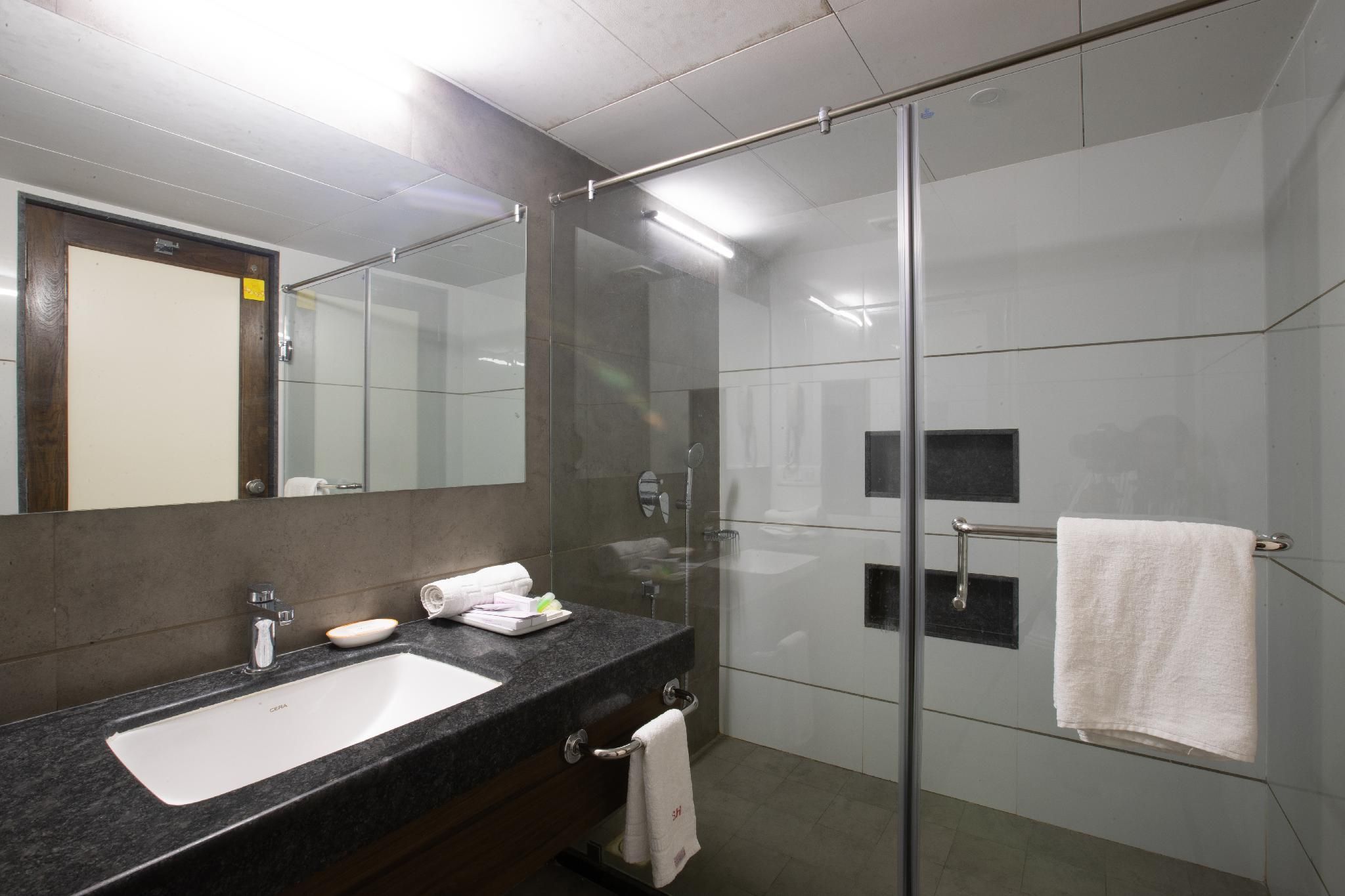 VITS Shalimar Ankleshwar Superior Room 8