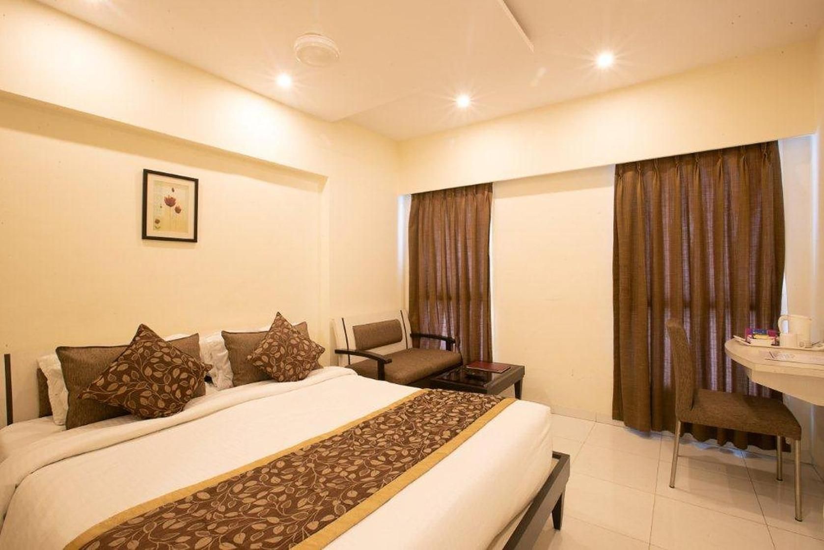 VITS Shalimar Ankleshwar Superior Room 4
