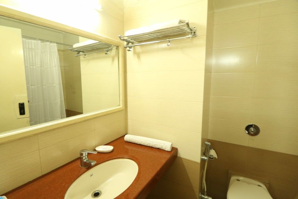 VITS Shalimar Ankleshwar Superior Room 9