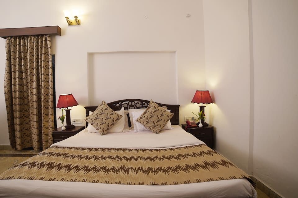 MPT Karnikar Bungalow AC Room 10