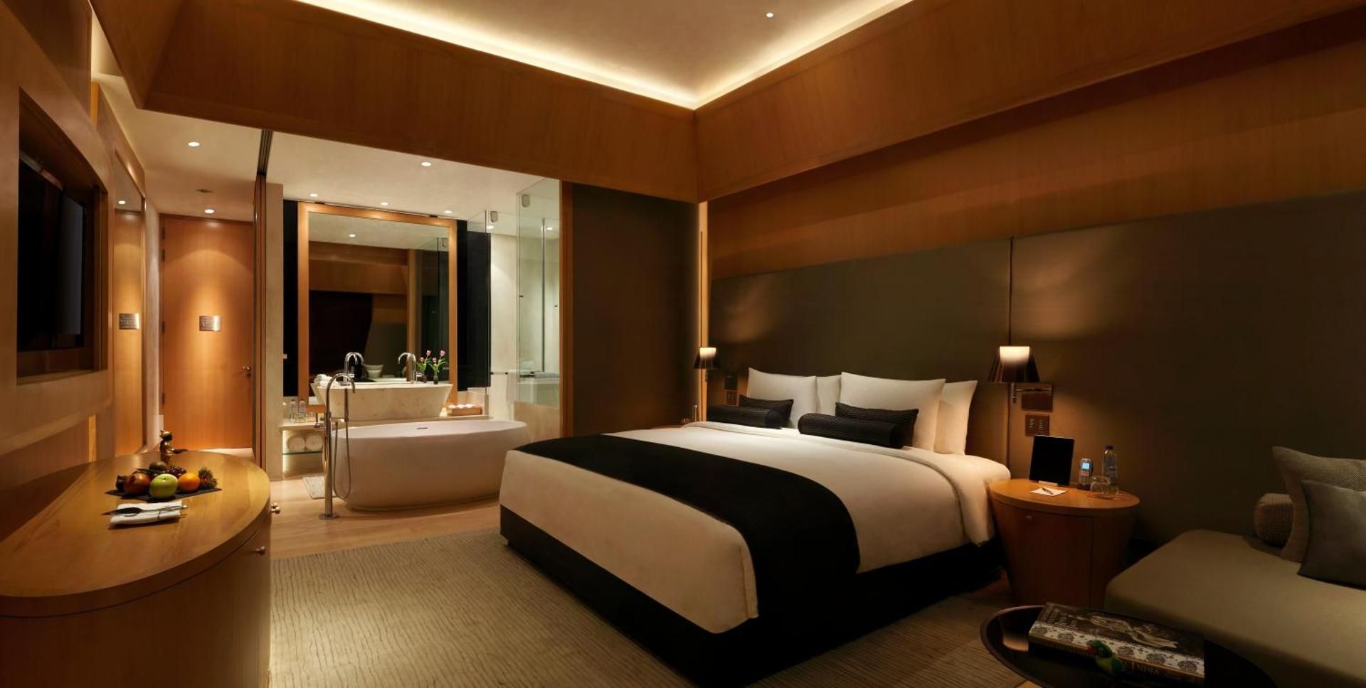 The Roseate New Delhi Premium Lake View Room