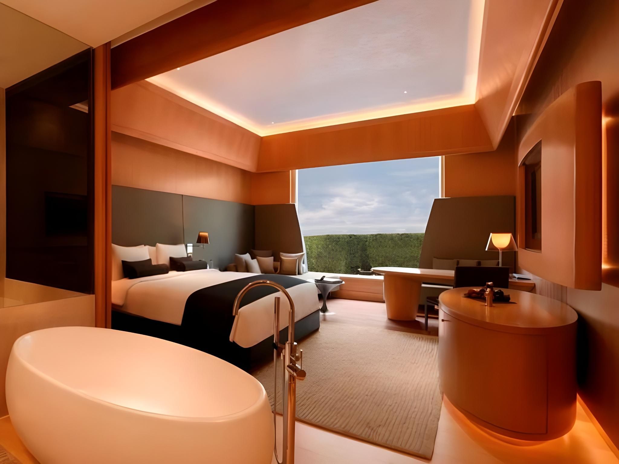 The Roseate New Delhi Premium Lake View Room 2