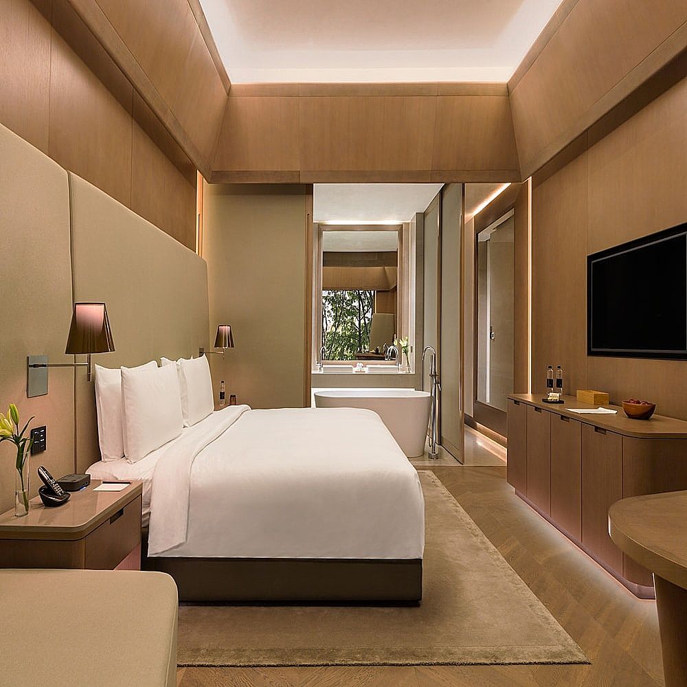 The Roseate New Delhi The Roseate Premium Suite with Bathtub 3