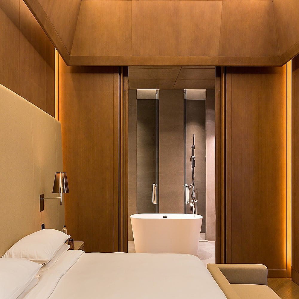 The Roseate Suite with Bathtub