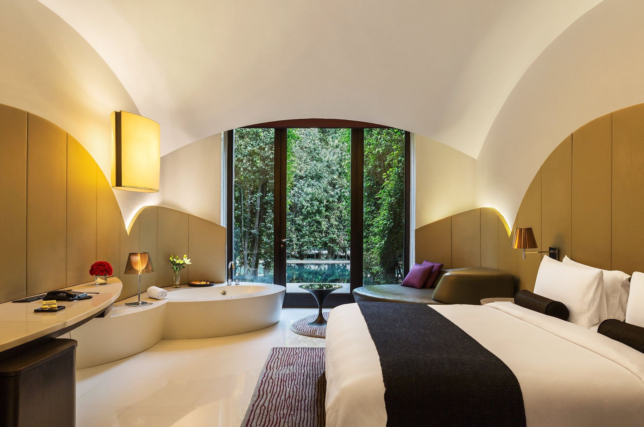 The Roseate Suite with Bathtub