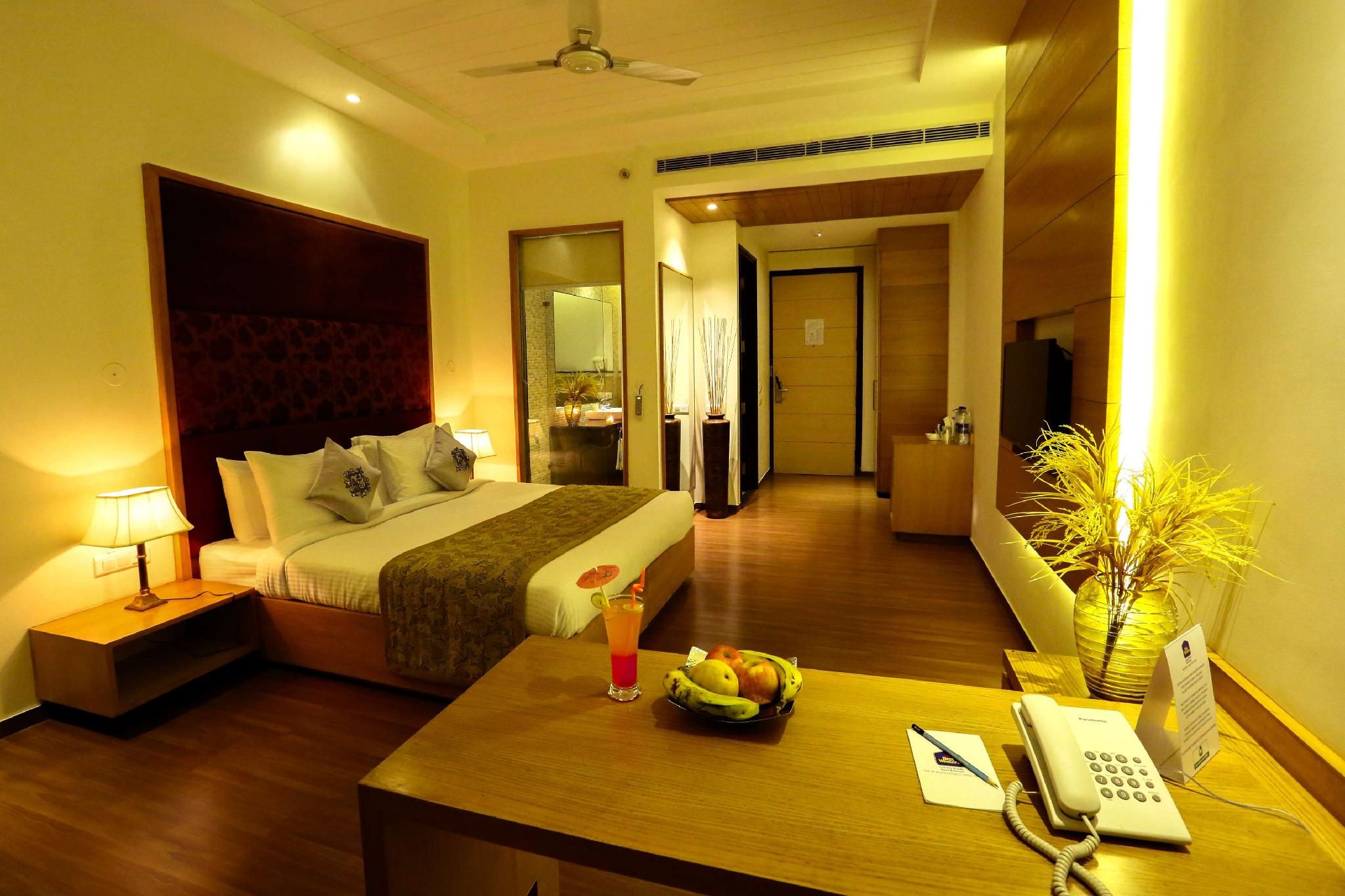 Best Western Country Woods Resort 1 King Bed,Non smoking,Deluxe Room,Flat Screen Television,Minbar,Coffee Maker,Full Breakfast 5