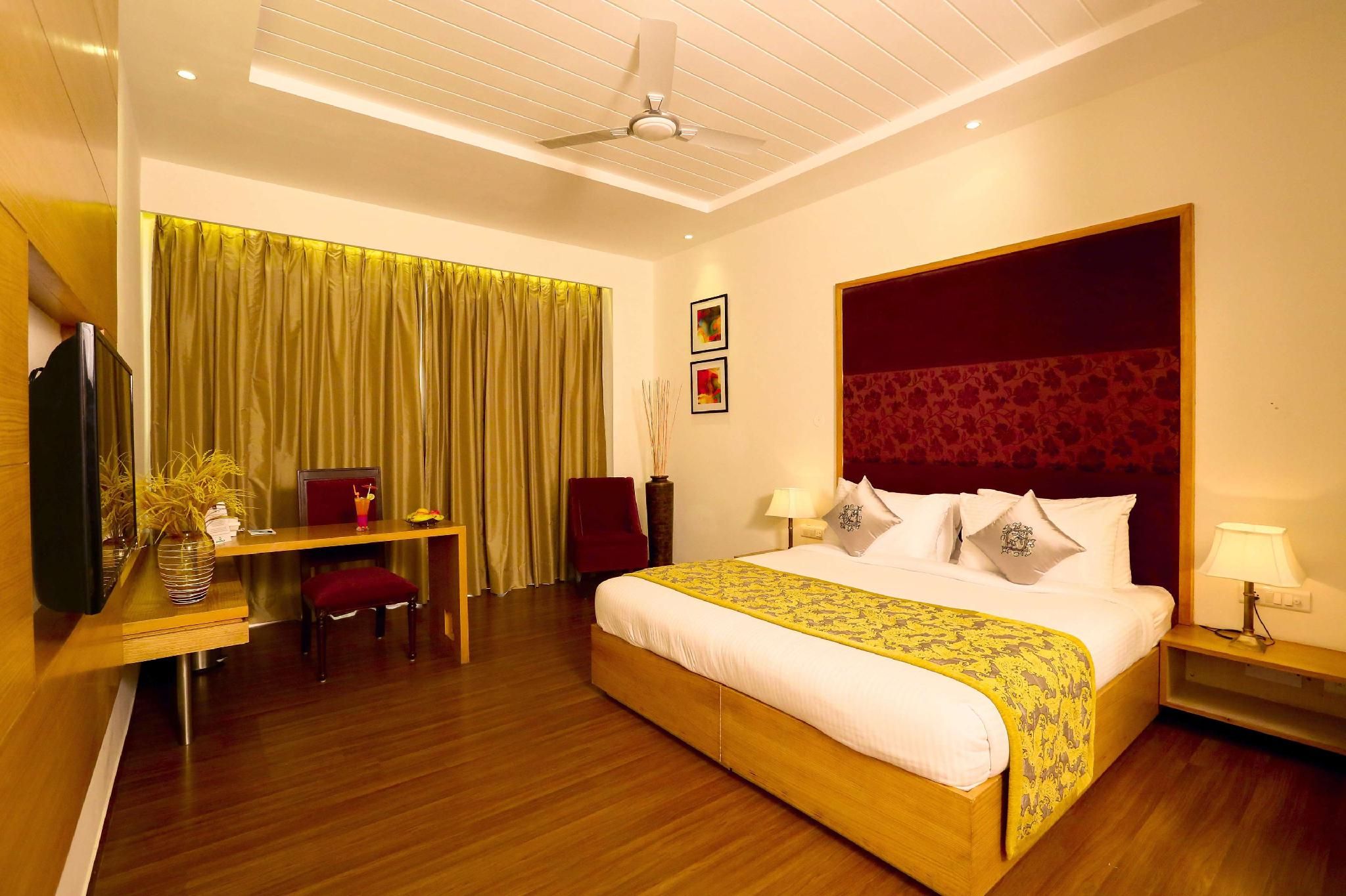 Best Western Country Woods Resort 1 King Bed,Non smoking,Deluxe Room,Flat Screen Television,Minbar,Coffee Maker,Full Breakfast