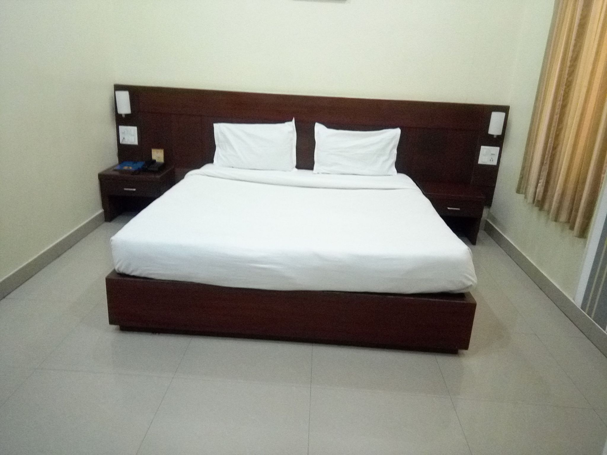 The Emerald Deluxe Room 3