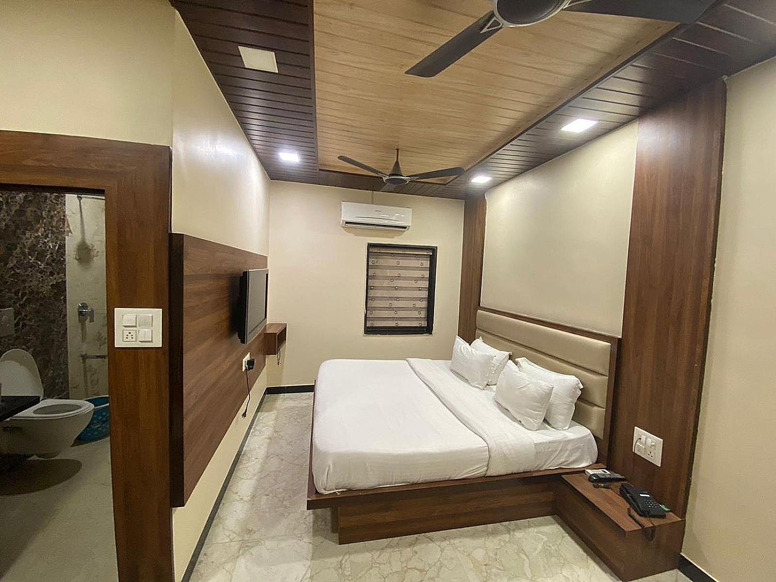 Hotel Samrat Ajmer Deluxe Room 4