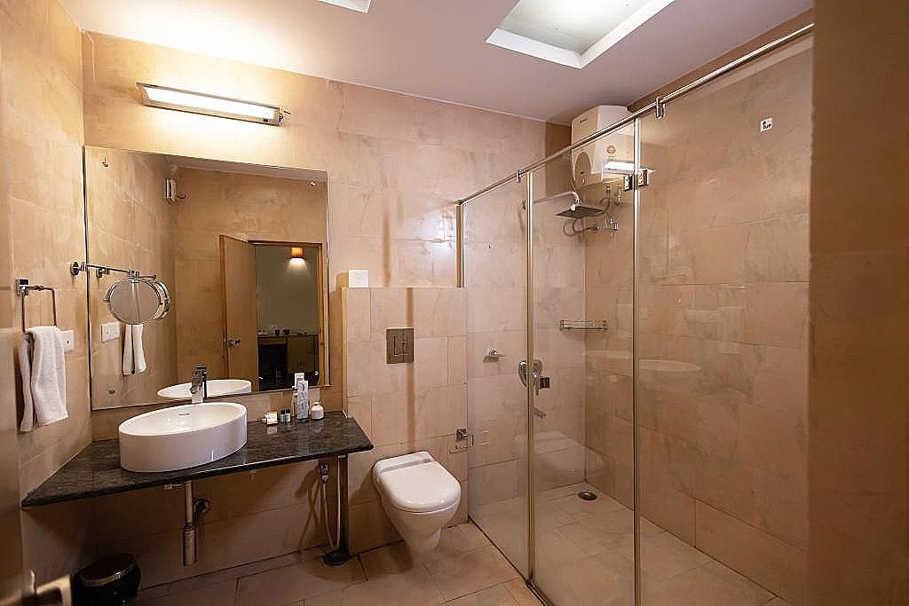 Classic Boutique Hotel &  Luxury Service Apartments Double Deluxe Room (1 King Bed / 2 Single beds) 6