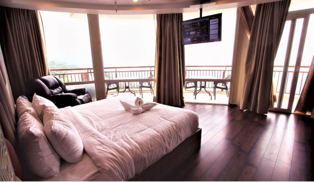 Queen Suite with Valley and hill view