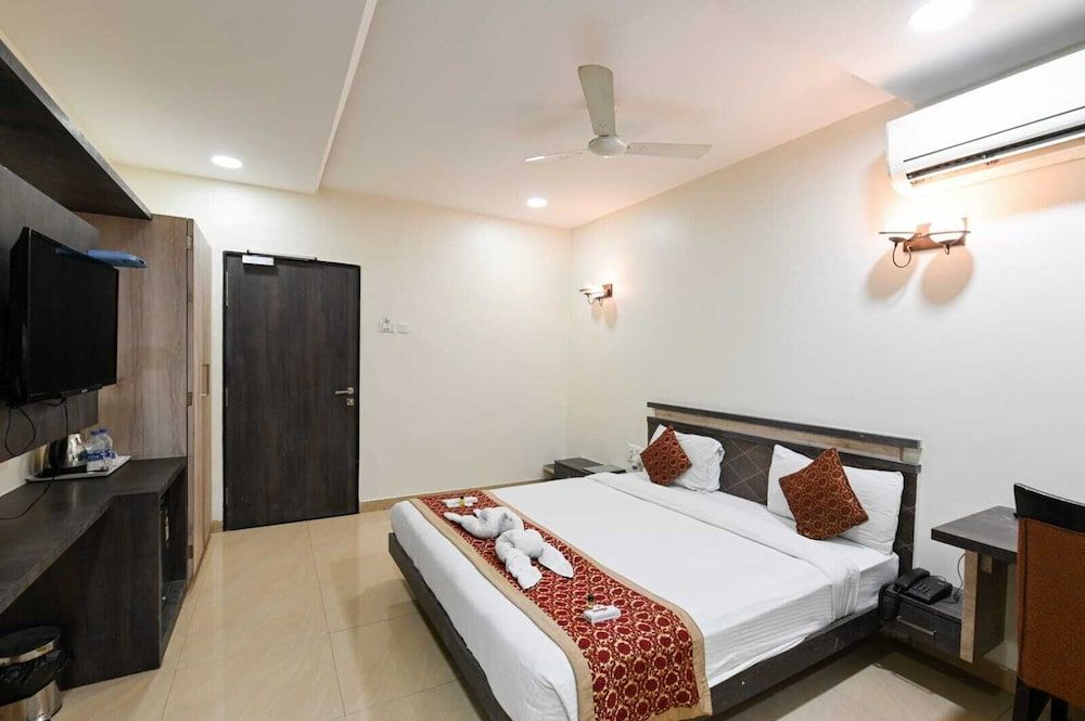 Hotel The Sudesh Deluxe Room 4