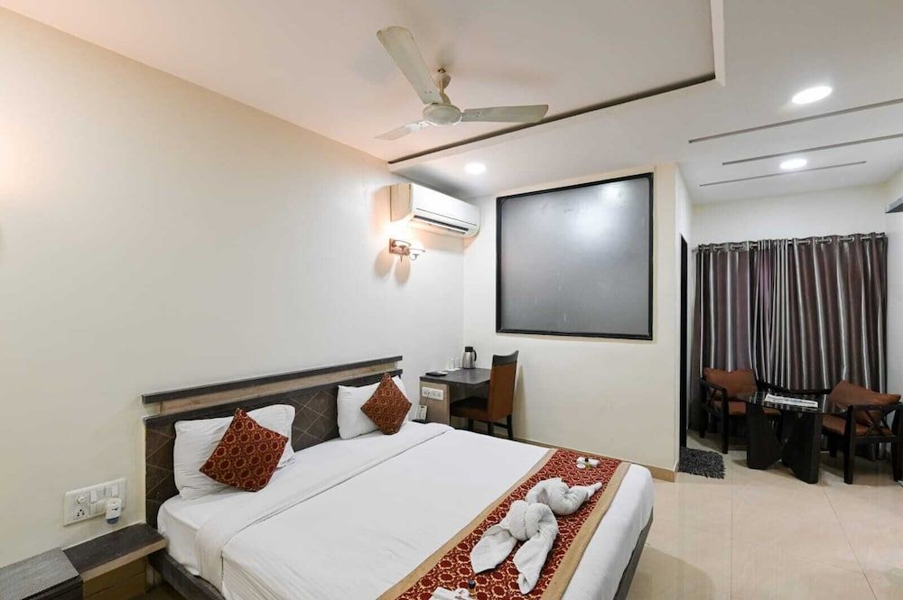 Hotel The Sudesh Deluxe Room 6