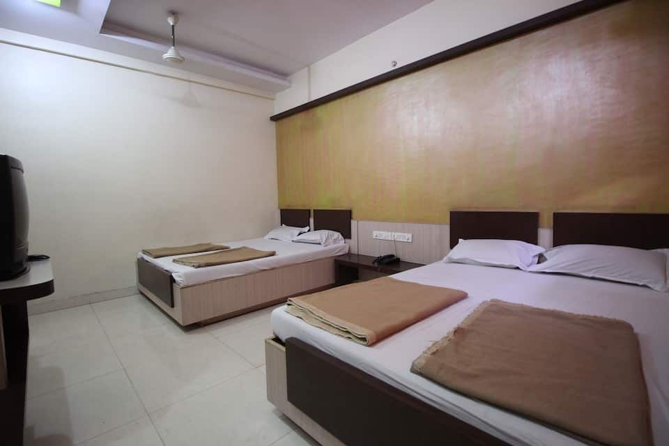 Hotel Sai Varsha Double Bed Non A/C 3