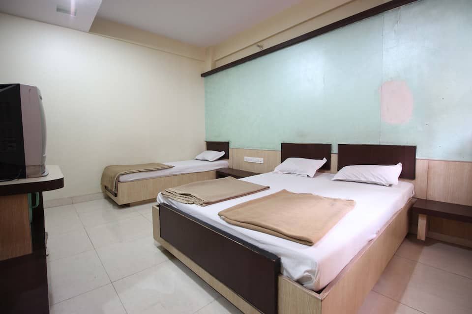 Hotel Sai Varsha Triple Bed Non A/C 4