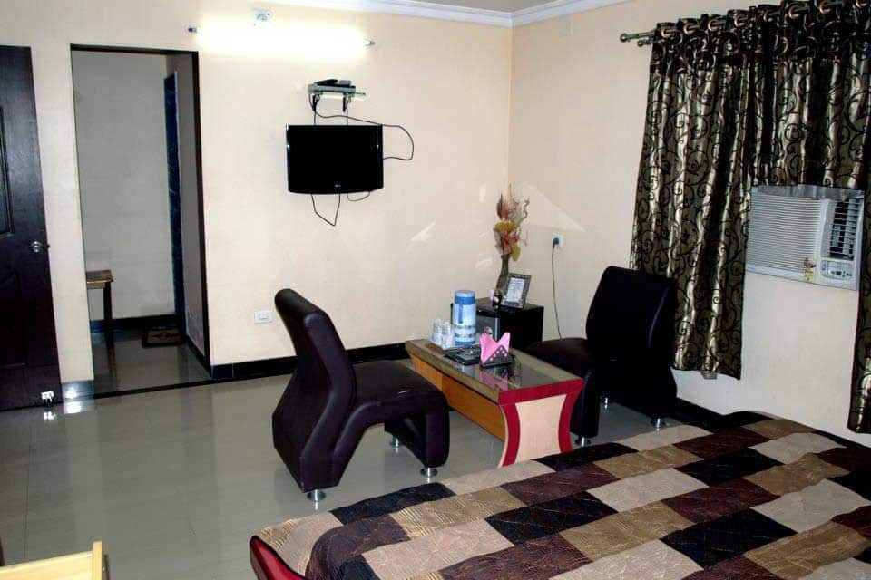 undefined Hotel M N International 8