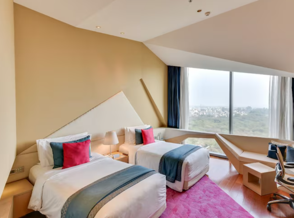 Superior Room with Bathtub, City Views & Twin Bed