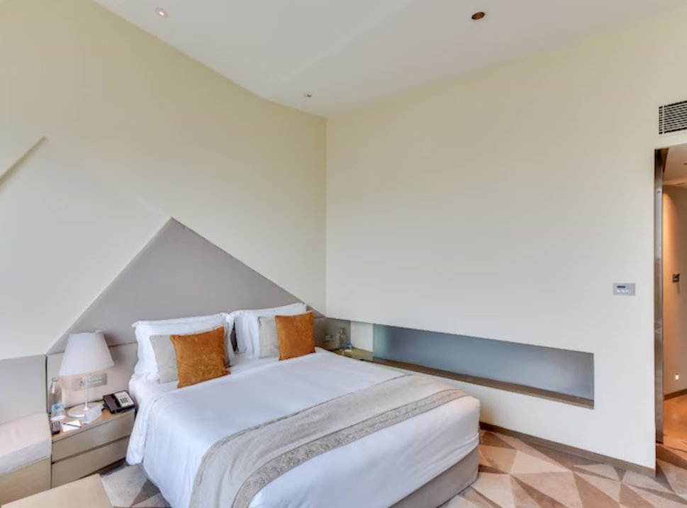 Vivanta New Delhi Dwarka Superior Room with Bathtub, City View & King Bed 3