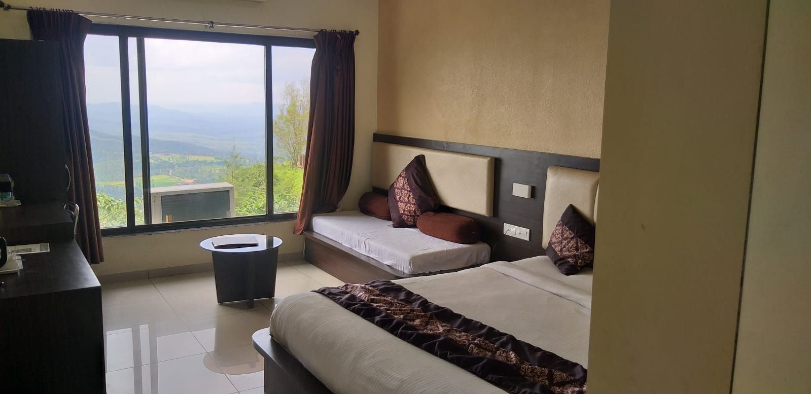 Deluxe Room with Mountain Valley View