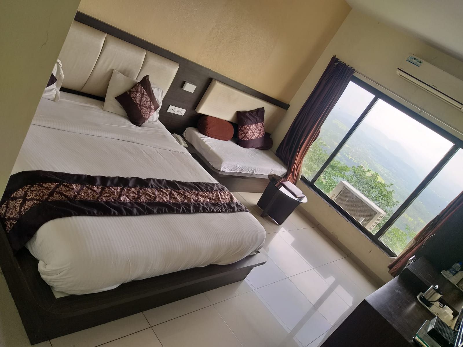 Deluxe Room with Mountain Valley View