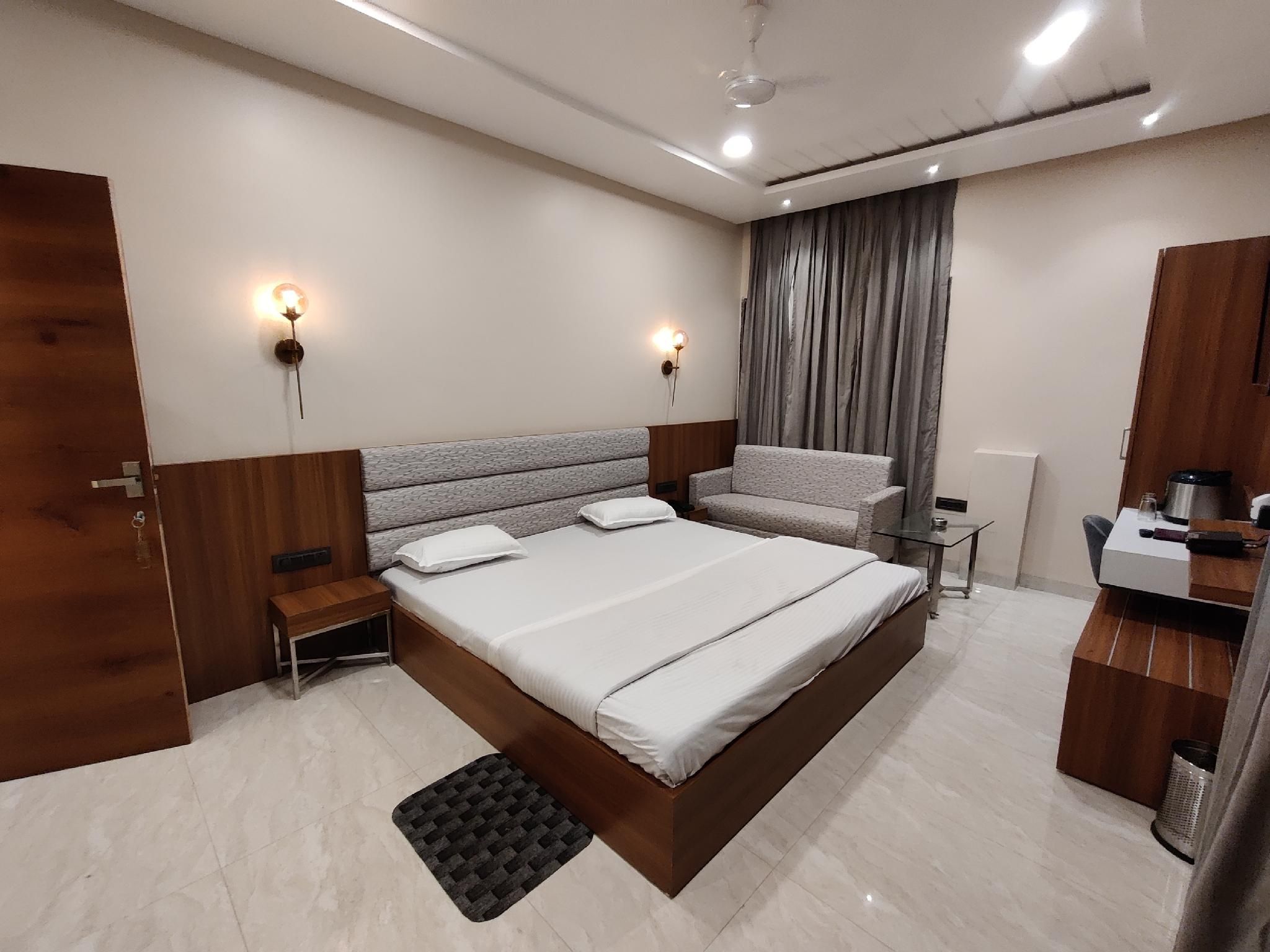 PREMIUM ROOM AC OR HEATER