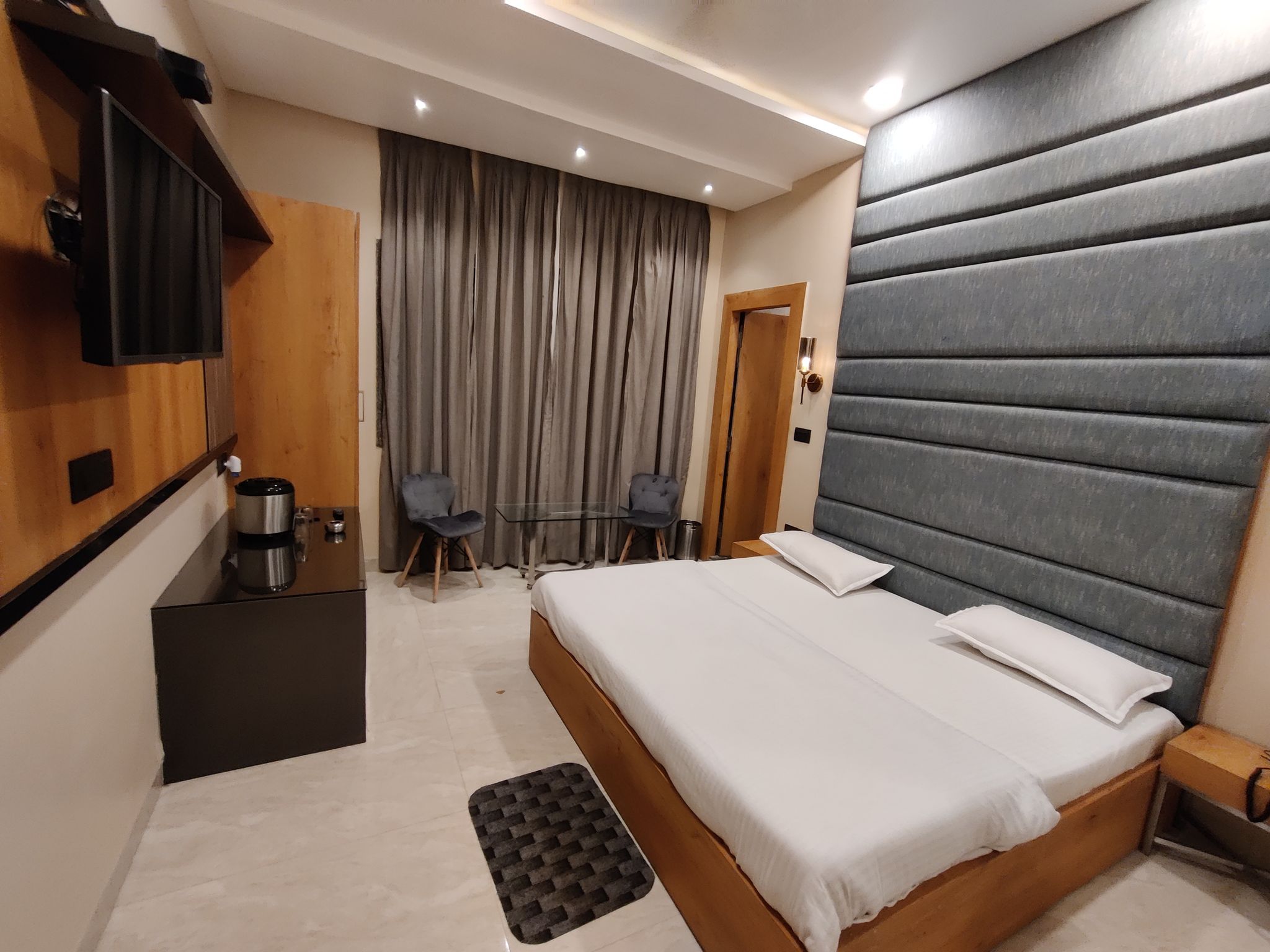 PREMIUM ROOM AC OR HEATER